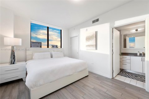 Condo in Miami, Florida, 2 bedrooms  № 2038347 - photo 17