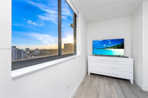 Condo in Miami, Florida, 2 bedrooms  № 2038347 - photo 13