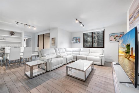 Condo in Miami, Florida, 2 bedrooms  № 2038347 - photo 8