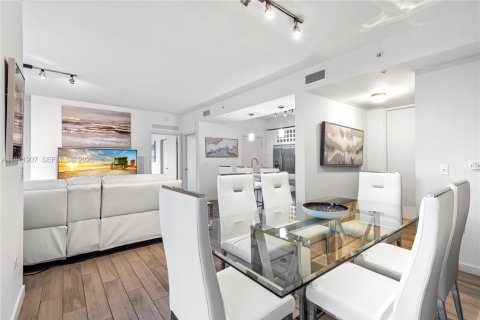 Condo in Miami, Florida, 2 bedrooms  № 2038347 - photo 5