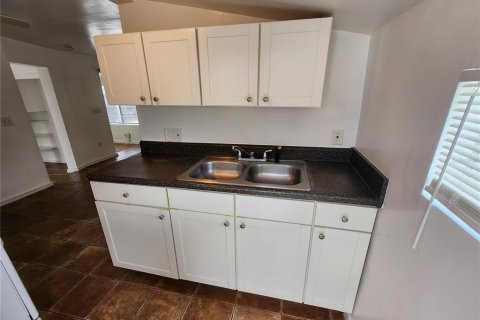 House in Tampa, Florida 1 bedroom, 35.3 sq.m. № 2379762 - photo 3