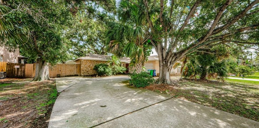 House in Largo, Florida 3 bedrooms, 120.77 sq.m. № 1798384