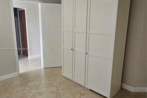 House in Davie, Florida 3 bedrooms, 137.5 sq.m. № 1834176 - photo 4