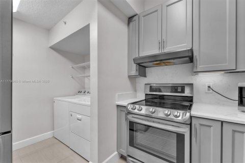 Condo in Dania Beach, Florida, 2 bedrooms  № 1623719 - photo 10