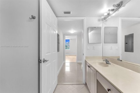 Condo in Dania Beach, Florida, 2 bedrooms  № 1623719 - photo 13