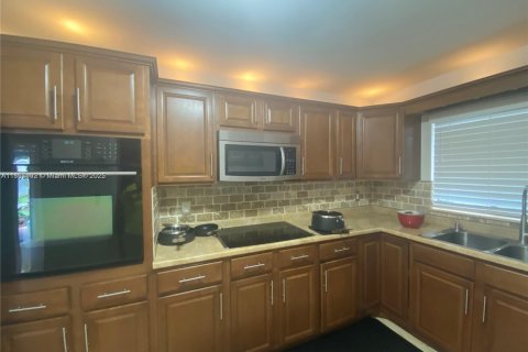 Casa en alquiler en Oakland Park, Florida, 3 dormitorios, 202.9 m2 № 1882444 - foto 17