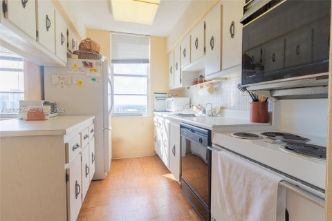 Купить кондоминиум в Санни-Айлс-Бич, Флорида 2 спальни, 172.43м2, № 2067720 - фото 13