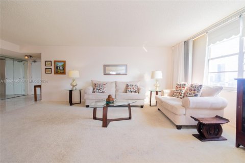 Купить кондоминиум в Санни-Айлс-Бич, Флорида 2 спальни, 172.43м2, № 2067720 - фото 10