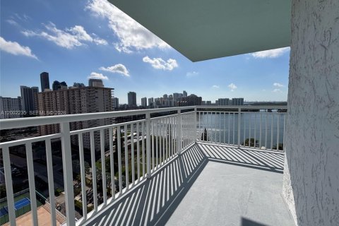 Купить кондоминиум в Санни-Айлс-Бич, Флорида 2 спальни, 172.43м2, № 2067720 - фото 3