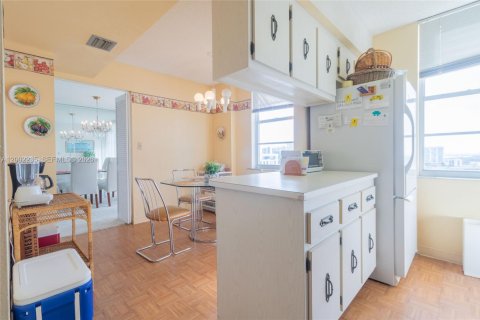 Купить кондоминиум в Санни-Айлс-Бич, Флорида 2 спальни, 172.43м2, № 2067720 - фото 12