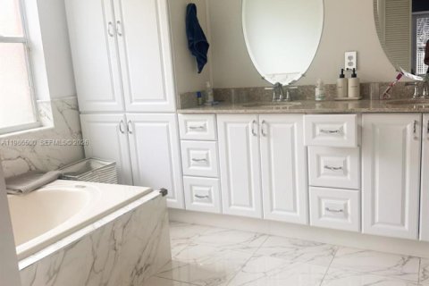 House in Wellington, Florida 3 bedrooms, 181.16 sq.m. № 2050374 - photo 10