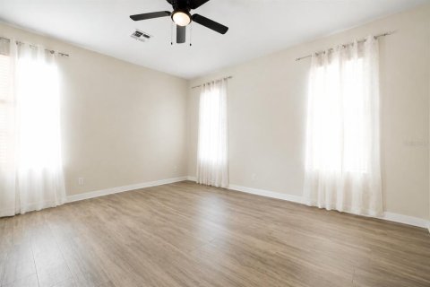 House in Apopka, Florida 4 bedrooms, 252.14 sq.m. № 2208133 - photo 13