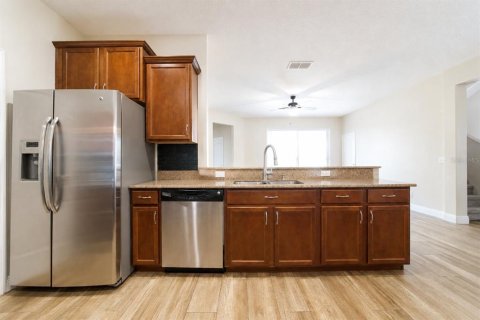 House in Apopka, Florida 4 bedrooms, 252.14 sq.m. № 2208133 - photo 12