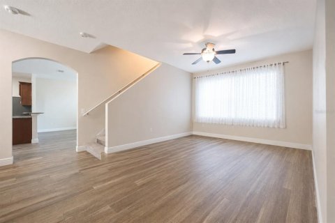 House in Apopka, Florida 4 bedrooms, 252.14 sq.m. № 2208133 - photo 4