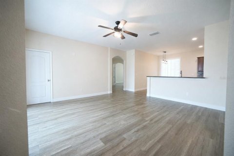 House in Apopka, Florida 4 bedrooms, 252.14 sq.m. № 2208133 - photo 8