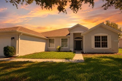 House in Apopka, Florida 4 bedrooms, 252.14 sq.m. № 2208133