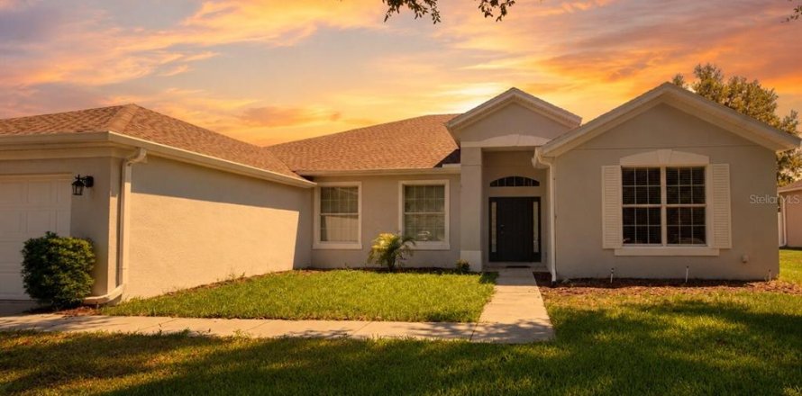 House in Apopka, Florida 4 bedrooms, 252.14 sq.m. № 2208133