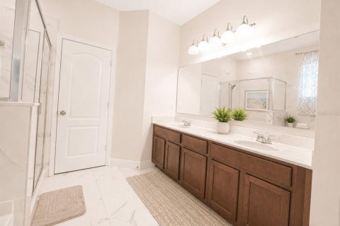 House in Apopka, Florida 4 bedrooms, 252.14 sq.m. № 2208133 - photo 18
