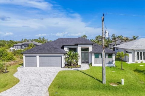 House in Port Charlotte, Florida 3 bedrooms, 198.72 sq.m. № 1759666 - photo 5