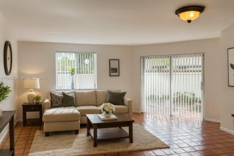 Touwnhouse à louer à Miami, Floride: 2 chambres, 95.22 m2 № 1976698 - photo 1