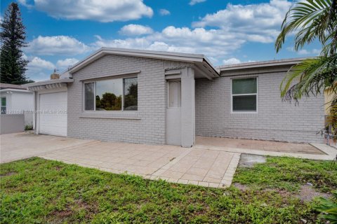 House in Hollywood, Florida 5 bedrooms, 265.33 sq.m. № 2082751 - photo 4
