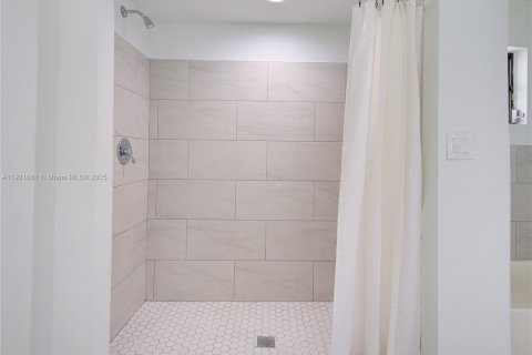 House in Hollywood, Florida 5 bedrooms, 265.33 sq.m. № 2082751 - photo 24