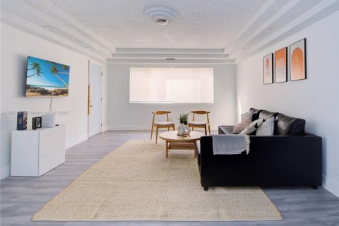 House in Hollywood, Florida 5 bedrooms, 265.33 sq.m. № 2082751 - photo 8