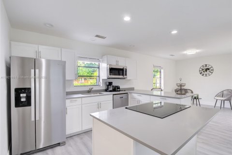House in Hollywood, Florida 5 bedrooms, 265.33 sq.m. № 2082751 - photo 13