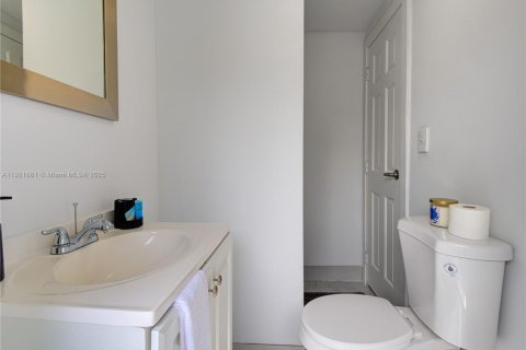 House in Hollywood, Florida 5 bedrooms, 265.33 sq.m. № 2082751 - photo 30