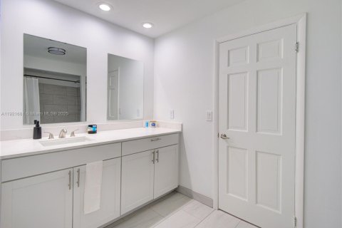 House in Hollywood, Florida 5 bedrooms, 265.33 sq.m. № 2082751 - photo 23