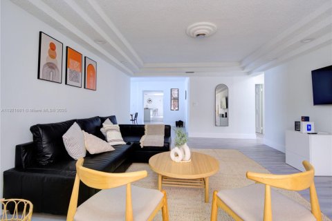 House in Hollywood, Florida 5 bedrooms, 265.33 sq.m. № 2082751 - photo 7