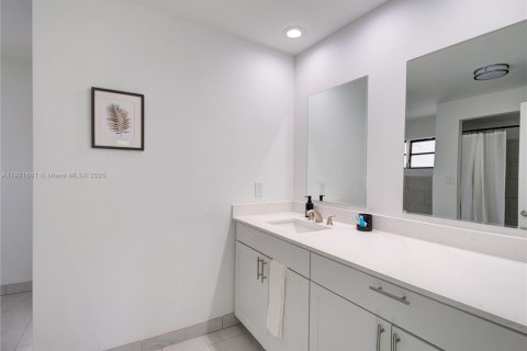 House in Hollywood, Florida 5 bedrooms, 265.33 sq.m. № 2082751 - photo 21