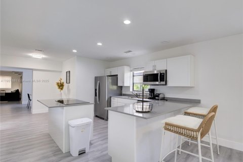 House in Hollywood, Florida 5 bedrooms, 265.33 sq.m. № 2082751 - photo 15