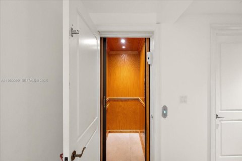 Adosado en venta en Miami, Florida, 4 dormitorios, 525.83 m2 № 2153065 - foto 22