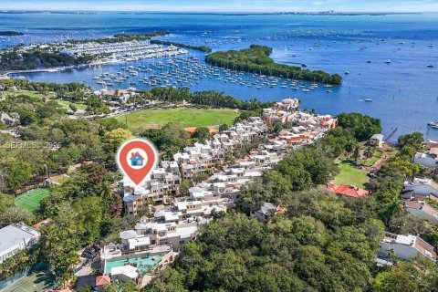 Adosado en Miami, Florida 4 dormitorios, 525.83 m2 № 2153065