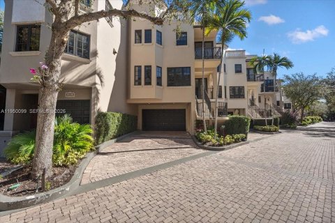 Adosado en venta en Miami, Florida, 4 dormitorios, 525.83 m2 № 2153065 - foto 2