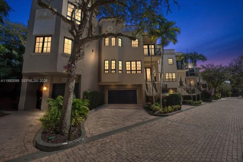 Adosado en venta en Miami, Florida, 4 dormitorios, 525.83 m2 № 2153065 - foto 5