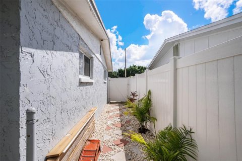 House in New Port Richey, Florida 3 bedrooms, 104.79 sq.m. № 1904754 - photo 25