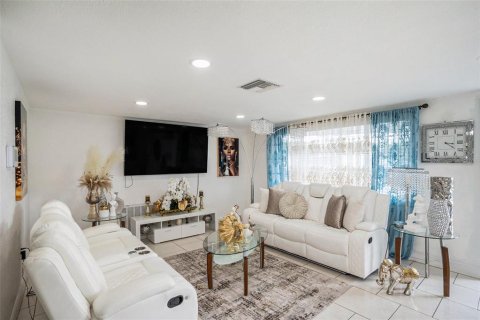 House in New Port Richey, Florida 3 bedrooms, 104.79 sq.m. № 1904754 - photo 6
