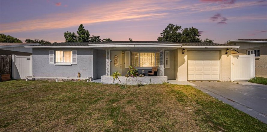 House in New Port Richey, Florida 3 bedrooms, 104.79 sq.m. № 1904754
