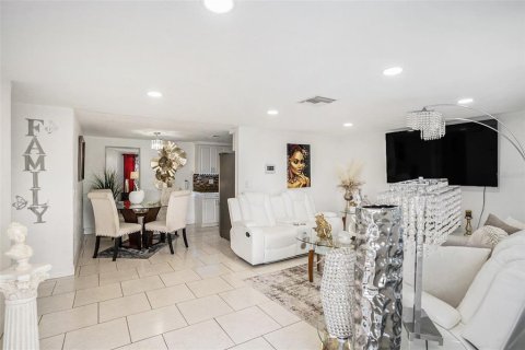 House in New Port Richey, Florida 3 bedrooms, 104.79 sq.m. № 1904754 - photo 9