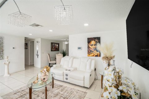 House in New Port Richey, Florida 3 bedrooms, 104.79 sq.m. № 1904754 - photo 8