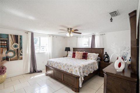 House in New Port Richey, Florida 3 bedrooms, 104.79 sq.m. № 1904754 - photo 19