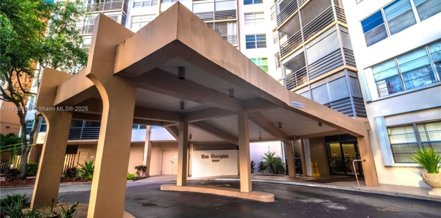 Кондоминиум с 1 спальней в Пемброк-Пайнс, Флорида № 2012141