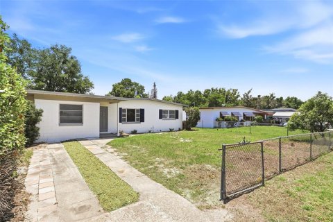 House in Mount Dora, Florida 4 bedrooms, 134.15 sq.m. № 2203646 - photo 2