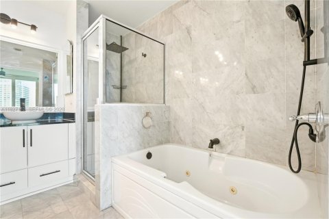 Condo in Miami, Florida, 3 bedrooms № 2079453 - photo 12