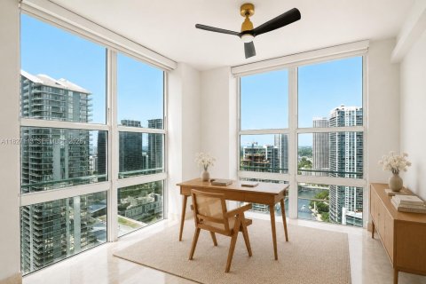Condo in Miami, Florida, 3 bedrooms № 2079453 - photo 16