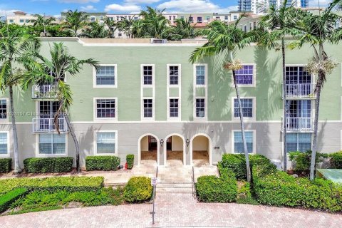 Condominio en venta en Hollywood, Florida, 1 dormitorio, 68.38 m2 № 1860057 - foto 2