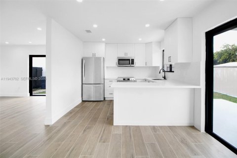 Casa en venta en Miami, Florida, 3 dormitorios, 118.17 m2 № 2000583 - foto 6