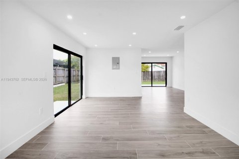 Casa en venta en Miami, Florida, 3 dormitorios, 118.17 m2 № 2000583 - foto 3